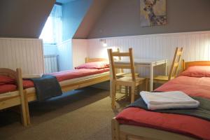 מיטה או מיטות קומותיים בחדר ב-Jodełka