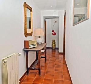 einen Flur mit einem Tisch mit einer Lampe und einem Spiegel in der Unterkunft Borgo 98 Guest House Matrimoniale con bagno privato in Livorno
