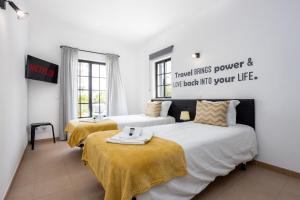 Zimmer mit 2 Betten und einem Schild an der Wand in der Unterkunft Best Guest Residence in Lagos