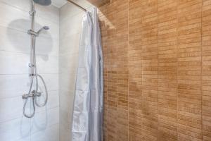 La salle de bains est pourvue d'une douche avec rideau de douche. dans l'établissement Best Guest Residence, à Lagos