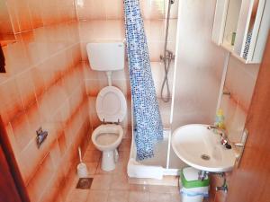 Kúpeľňa v ubytovaní Studio apartments Kiwi-near Paklenica NP + 21 fotografií