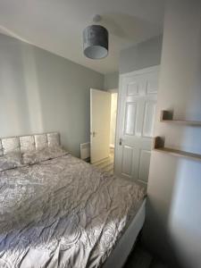 1 dormitorio con cama y puerta blanca en Ha'Penny Bridge, en Dublín