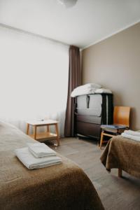um quarto de hotel com duas camas e uma janela em Hostel Tartu em Tartu