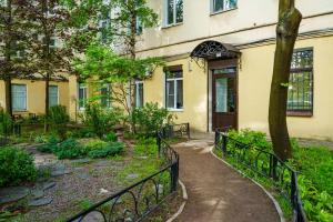 een gebouw met een deur en een hek ervoor bij BookCase Hostel in Sint-Petersburg