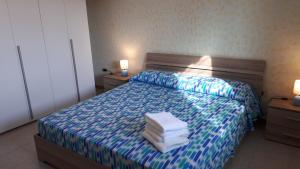 レウカにあるCasa Vacanza Leucaのベッドルーム1室(ベッド1台、タオル2枚付)