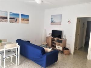 A television and/or entertainment centre at Apartamento Conil Playa & céntrico, con Aire Acond y WIFI -SOLO FAMILIAS Y PAREJAS-