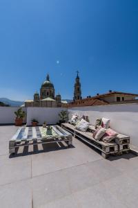 2 lits sur le toit d'un bâtiment dans l'établissement Flamingo B&B, à Pompéi