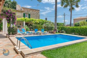 een zwembad in de tuin van een huis bij Finca L'hort de Can Bota,con piscina privada in Pollença