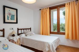 Postel nebo postele na pokoji v ubytování Finca L'hort de Can Bota,con piscina privada + 20 fotografií