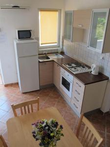 Kuchyňa alebo kuchynka v ubytovaní Apartment in Vir with sea view, terrace, air conditioning, WiFi 4472-1