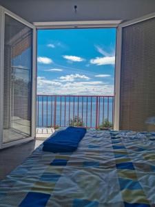 - une chambre avec un lit et une vue sur l'océan dans l'établissement RISTESKI GUEST HOUSE, à Ohrid