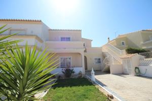 Cette villa offre une vue sur la cour. dans l'établissement Villa Alvor 6 by amcf, à Alvor