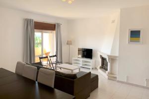 un salon avec un canapé et une télévision dans l'établissement Villa Alvor 6 by amcf, à Alvor