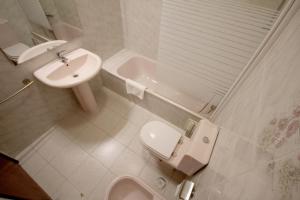 une salle de bains blanche avec toilettes et lavabo dans l'établissement Villa Alvor 6 by amcf, à Alvor 30 autres photos
