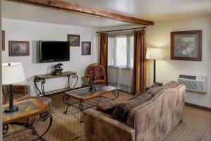 Et sittehjørne på The Ridgeline Hotel at Yellowstone, Ascend Hotel Collection
