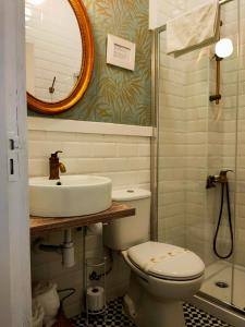 a bathroom with a sink and a toilet and a mirror at Casa castro in Cruces