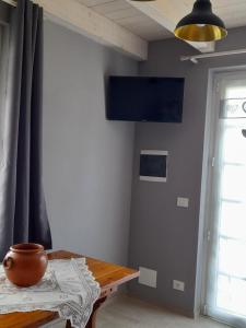 Televízia a/alebo spoločenská miestnosť v ubytovaní Agriturismo IL BIANCOSPINO Bed & Wine