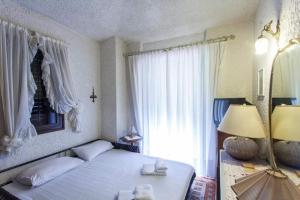 Posteľ alebo postele v izbe v ubytovaní Beachfront Villa 100m from Sea for up to 10 guests