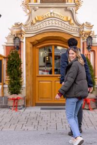 Ein Mann und eine Frau stehen vor einem Gebäude in der Unterkunft Gasthof Bären in Holzgau