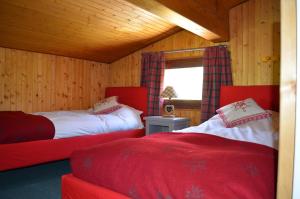 une chambre avec deux lits et une fenêtre dans l'établissement Chalet Reymond Pre du lac, à Tignes