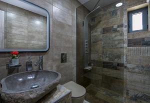 Koupelna v ubytování TWIN'S HOME LUXURY SUITES + 39 fotografií
