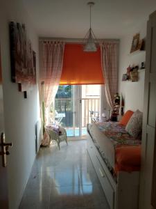 1 dormitorio con cama y ventana grande en BRAVAHOLIDAYS-283-Palmeras-3, en Blanes