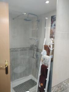 baño con ducha y puerta de cristal en BRAVAHOLIDAYS-283-Palmeras-3, en Blanes