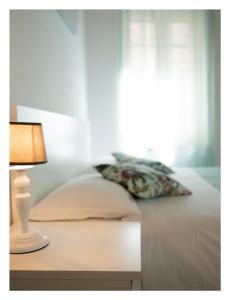
a bedroom with a bed and a lamp at RESIDENCE IL GROTTINO in Gualdo Cattaneo
