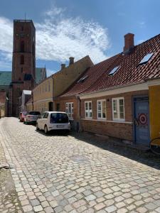 里伯Præstegade 11的砖砌街道,汽车停在建筑前