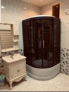 łazienka z dużym prysznicem i umywalką w obiekcie شاليهات شاطئ ارينا w mieście Qarār