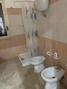 bagno con servizi igienici e lavandino di B&B nonna Rosaria a Capo Rizzuto