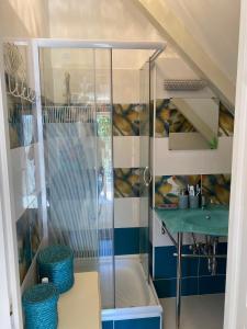シグリゲットにあるRosa Villaのバスルーム(シャワー、シンク付)