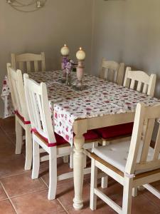 シグリゲットにあるRosa Villaのダイニングルームテーブル(白い椅子、花のテーブル付)