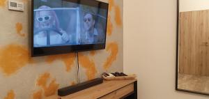 Televízia a/alebo spoločenská miestnosť v ubytovaní Astoria Tiny Apartment