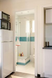 La salle de bains est pourvue d'une douche et de toilettes. dans l'établissement Villa Les Lauriers, à Antibes