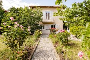 a house with flowers in front of it at Studio Antibes - 5min des plages - Parking gratuit - Climatisation in Antibes