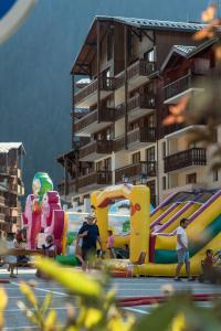 un grupo de personas en una playa con toboganes en Florence 2 103 - FAMILLE appart 4 pers Valfréjus, en Valfréjus