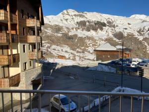 Blick auf einen Parkplatz mit einem schneebedeckten Berg in der Unterkunft Appartement Orcières Merlette Résidence LE DRAC pour 5 personnes in Orcières