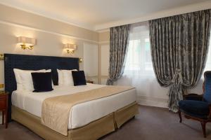 une chambre d'hôtel avec un lit et une fenêtre dans l'établissement Majestic Hotel Spa - Champs Elysées, à Paris