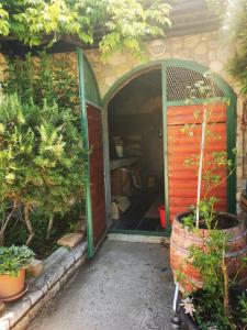 Vonkajšia záhrada v ubytovaní Apartmani Nikolina