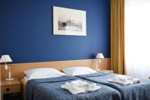 a hotel room with two towels on a bed at Centrum Kołobrzeg in Kołobrzeg