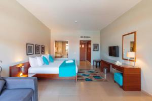 Habitación de hotel con cama y sofá en Nubian Village, Families and Couples only, en Sharm El Sheikh