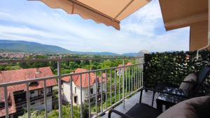 einen Balkon mit Stadtblick in der Unterkunft Apartman Trifunović Sokobanja in Sokobanja