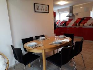 Posedenie v ubytovaní Gere House