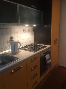 uma cozinha com fogão forno ao lado de um lavatório em SHARON HOUSE NEAR THE MALL OUTLET em Incisa in Valdarno