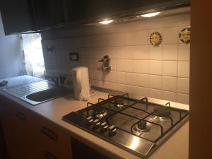 cocina con fogones junto a un fregadero en Sharon House Via Del Chianti en Incisa in Valdarno