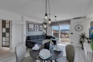 un soggiorno con divano e tavolo di Exclusive Center apartment a Makarska