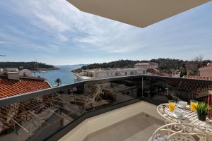 een balkon met een tafel en uitzicht op het water bij Exclusive Center apartment in Makarska
