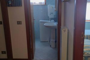 A bathroom at Appartamento Tre Angeli a pochi passi dal mare