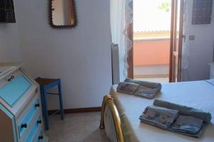 A bed or beds in a room at Appartamento Tre Angeli a pochi passi dal mare